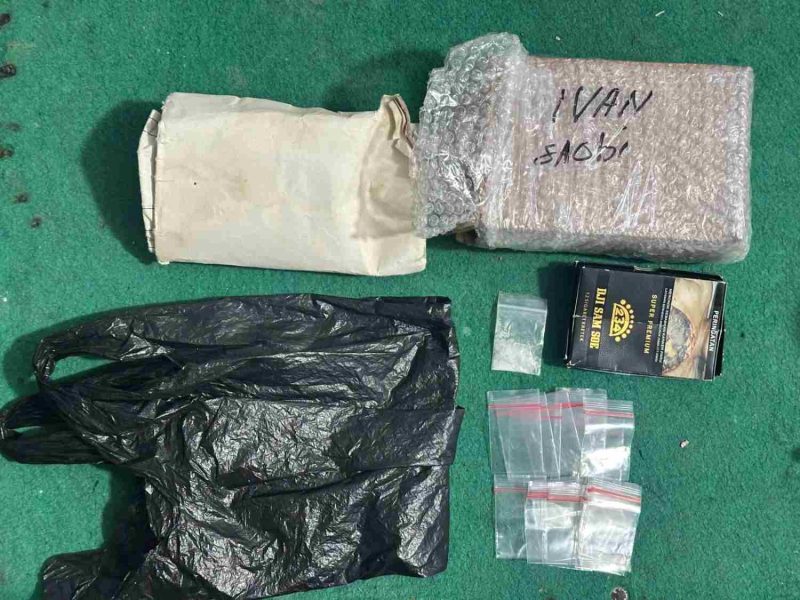 Foto: Barang bukti yang diamankan Polsek Kangean dalam pengungkapan kasus dugaan peredaran sabu di Kecamatan Arjasa, Sumenep, berupa paket berisi sabu dan sejumlah plastik klip kosong.
