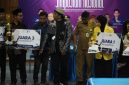 Foto:
BEM FIA UNIRA menyerahkan piala dan penghargaan kepada para pemenang Lomba Orasi dalam rangkaian Mafia Fest 2026 di Aula Rektorat Lantai 3 Kampus UNIRA, Pamekasan.