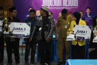 Foto:
BEM FIA UNIRA menyerahkan piala dan penghargaan kepada para pemenang Lomba Orasi dalam rangkaian Mafia Fest 2026 di Aula Rektorat Lantai 3 Kampus UNIRA, Pamekasan.