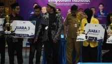 Foto:
BEM FIA UNIRA menyerahkan piala dan penghargaan kepada para pemenang Lomba Orasi dalam rangkaian Mafia Fest 2026 di Aula Rektorat Lantai 3 Kampus UNIRA, Pamekasan.