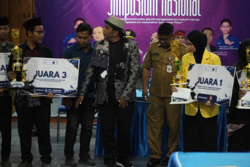 Foto:
BEM FIA UNIRA menyerahkan piala dan penghargaan kepada para pemenang Lomba Orasi dalam rangkaian Mafia Fest 2026 di Aula Rektorat Lantai 3 Kampus UNIRA, Pamekasan.