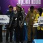 Foto:
BEM FIA UNIRA menyerahkan piala dan penghargaan kepada para pemenang Lomba Orasi dalam rangkaian Mafia Fest 2026 di Aula Rektorat Lantai 3 Kampus UNIRA, Pamekasan.