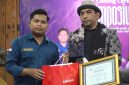 Foto: Gubernur BEM FIA UNIRA, Moh. Rianto, menyerahkan cendera mata dan sertifikat kepada Owner PT Jawara Internasional Djaya, Mursuto Alfianto, S.H., M.H., dalam rangkaian Closing Ceremony MAFIA FEST 2026 di Aula Rektorat Lantai 3 Universitas Madura.