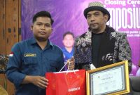Foto: Gubernur BEM FIA UNIRA, Moh. Rianto, menyerahkan cendera mata dan sertifikat kepada Owner PT Jawara Internasional Djaya, Mursuto Alfianto, S.H., M.H., dalam rangkaian Closing Ceremony MAFIA FEST 2026 di Aula Rektorat Lantai 3 Universitas Madura.