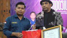 Foto: Gubernur BEM FIA UNIRA, Moh. Rianto, menyerahkan cendera mata dan sertifikat kepada Owner PT Jawara Internasional Djaya, Mursuto Alfianto, S.H., M.H., dalam rangkaian Closing Ceremony MAFIA FEST 2026 di Aula Rektorat Lantai 3 Universitas Madura.
