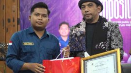 Foto: Gubernur BEM FIA UNIRA, Moh. Rianto, menyerahkan cendera mata dan sertifikat kepada Owner PT Jawara Internasional Djaya, Mursuto Alfianto, S.H., M.H., dalam rangkaian Closing Ceremony MAFIA FEST 2026 di Aula Rektorat Lantai 3 Universitas Madura.