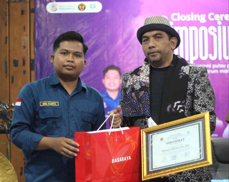 Foto: Gubernur BEM FIA UNIRA, Moh. Rianto, menyerahkan cendera mata dan sertifikat kepada Owner PT Jawara Internasional Djaya, Mursuto Alfianto, S.H., M.H., dalam rangkaian Closing Ceremony MAFIA FEST 2026 di Aula Rektorat Lantai 3 Universitas Madura.
