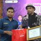 Foto: Gubernur BEM FIA UNIRA, Moh. Rianto, menyerahkan cendera mata dan sertifikat kepada Owner PT Jawara Internasional Djaya, Mursuto Alfianto, S.H., M.H., dalam rangkaian Closing Ceremony MAFIA FEST 2026 di Aula Rektorat Lantai 3 Universitas Madura.