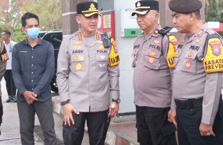 Foto: Keterangan foto: Kapolresta Sumenep Kombes Pol. Ariek Indra Sentanu saat melakukan pengecekan di SPBU Gedungan, Kecamatan Batuan, di tengah sorotan persoalan ketersediaan dan distribusi BBM di Kabupaten Sumenep