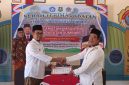 Foto: Ketua KKKS Kecamatan Ambunten, Hamidi, S.Pd., menyerahkan dokumen serah terima jabatan kepada kepala sekolah dalam kegiatan sertijab Kepala SDN Ambunten Tengah IV, Kamis (22/10/2026), sebagai penutup rangkaian sertijab kepala sekolah di Kecamatan Ambunten, Kabupaten Sumenep.