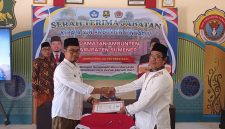 Foto: Ketua KKKS Kecamatan Ambunten, Hamidi, S.Pd., menyerahkan dokumen serah terima jabatan kepada kepala sekolah dalam kegiatan sertijab Kepala SDN Ambunten Tengah IV, Kamis (22/10/2026), sebagai penutup rangkaian sertijab kepala sekolah di Kecamatan Ambunten, Kabupaten Sumenep.