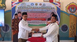 Foto: Ketua KKKS Kecamatan Ambunten, Hamidi, S.Pd., menyerahkan dokumen serah terima jabatan kepada kepala sekolah dalam kegiatan sertijab Kepala SDN Ambunten Tengah IV, Kamis (22/10/2026), sebagai penutup rangkaian sertijab kepala sekolah di Kecamatan Ambunten, Kabupaten Sumenep.