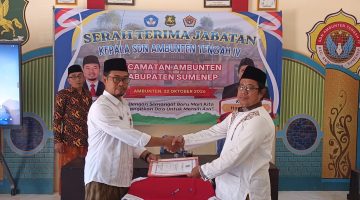 Foto: Ketua KKKS Kecamatan Ambunten, Hamidi, S.Pd., menyerahkan dokumen serah terima jabatan kepada kepala sekolah dalam kegiatan sertijab Kepala SDN Ambunten Tengah IV, Kamis (22/10/2026), sebagai penutup rangkaian sertijab kepala sekolah di Kecamatan Ambunten, Kabupaten Sumenep.