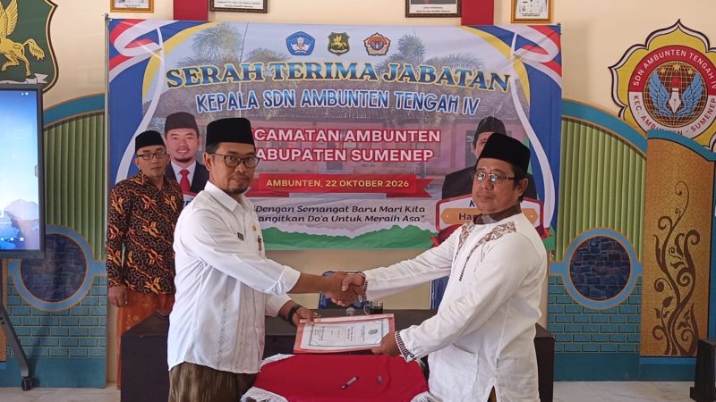 Foto: Ketua KKKS Kecamatan Ambunten, Hamidi, S.Pd., menyerahkan dokumen serah terima jabatan kepada kepala sekolah dalam kegiatan sertijab Kepala SDN Ambunten Tengah IV, Kamis (22/10/2026), sebagai penutup rangkaian sertijab kepala sekolah di Kecamatan Ambunten, Kabupaten Sumenep.