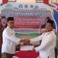 Foto: Ketua KKKS Kecamatan Ambunten, Hamidi, S.Pd., menyerahkan dokumen serah terima jabatan kepada kepala sekolah dalam kegiatan sertijab Kepala SDN Ambunten Tengah IV, Kamis (22/10/2026), sebagai penutup rangkaian sertijab kepala sekolah di Kecamatan Ambunten, Kabupaten Sumenep.