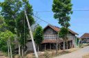 foto: Tiang listrik dalam kondisi miring di dekat rumah warga di Dusun Lembanah, Desa Tlambah, Kecamatan Karangpenang, Kabupaten Sampang, yang dikhawatirkan roboh dan membahayakan permukiman.