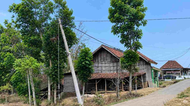 foto: Tiang listrik dalam kondisi miring di dekat rumah warga di Dusun Lembanah, Desa Tlambah, Kecamatan Karangpenang, Kabupaten Sampang, yang dikhawatirkan roboh dan membahayakan permukiman.