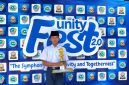 Foto: Ainur Rosi, siswa kelas VIII SMPS Darul Ulum Sumber Kuning, menunjukkan trofi dan piagam usai meraih Juara I kategori lomba catur dalam ajang Unity Fest 2.0 yang diselenggarakan OSIS SMA Plus Miftahul Ulum Sumur Tengah.