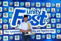 Foto: Ainur Rosi, siswa kelas VIII SMPS Darul Ulum Sumber Kuning, menunjukkan trofi dan piagam usai meraih Juara I kategori lomba catur dalam ajang Unity Fest 2.0 yang diselenggarakan OSIS SMA Plus Miftahul Ulum Sumur Tengah.