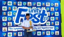 Foto: Ainur Rosi, siswa kelas VIII SMPS Darul Ulum Sumber Kuning, menunjukkan trofi dan piagam usai meraih Juara I kategori lomba catur dalam ajang Unity Fest 2.0 yang diselenggarakan OSIS SMA Plus Miftahul Ulum Sumur Tengah.