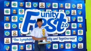 Foto: Ainur Rosi, siswa kelas VIII SMPS Darul Ulum Sumber Kuning, menunjukkan trofi dan piagam usai meraih Juara I kategori lomba catur dalam ajang Unity Fest 2.0 yang diselenggarakan OSIS SMA Plus Miftahul Ulum Sumur Tengah.