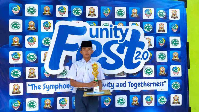 Foto: Ainur Rosi, siswa kelas VIII SMPS Darul Ulum Sumber Kuning, menunjukkan trofi dan piagam usai meraih Juara I kategori lomba catur dalam ajang Unity Fest 2.0 yang diselenggarakan OSIS SMA Plus Miftahul Ulum Sumur Tengah.
