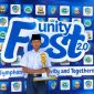Foto: Ainur Rosi, siswa kelas VIII SMPS Darul Ulum Sumber Kuning, menunjukkan trofi dan piagam usai meraih Juara I kategori lomba catur dalam ajang Unity Fest 2.0 yang diselenggarakan OSIS SMA Plus Miftahul Ulum Sumur Tengah.